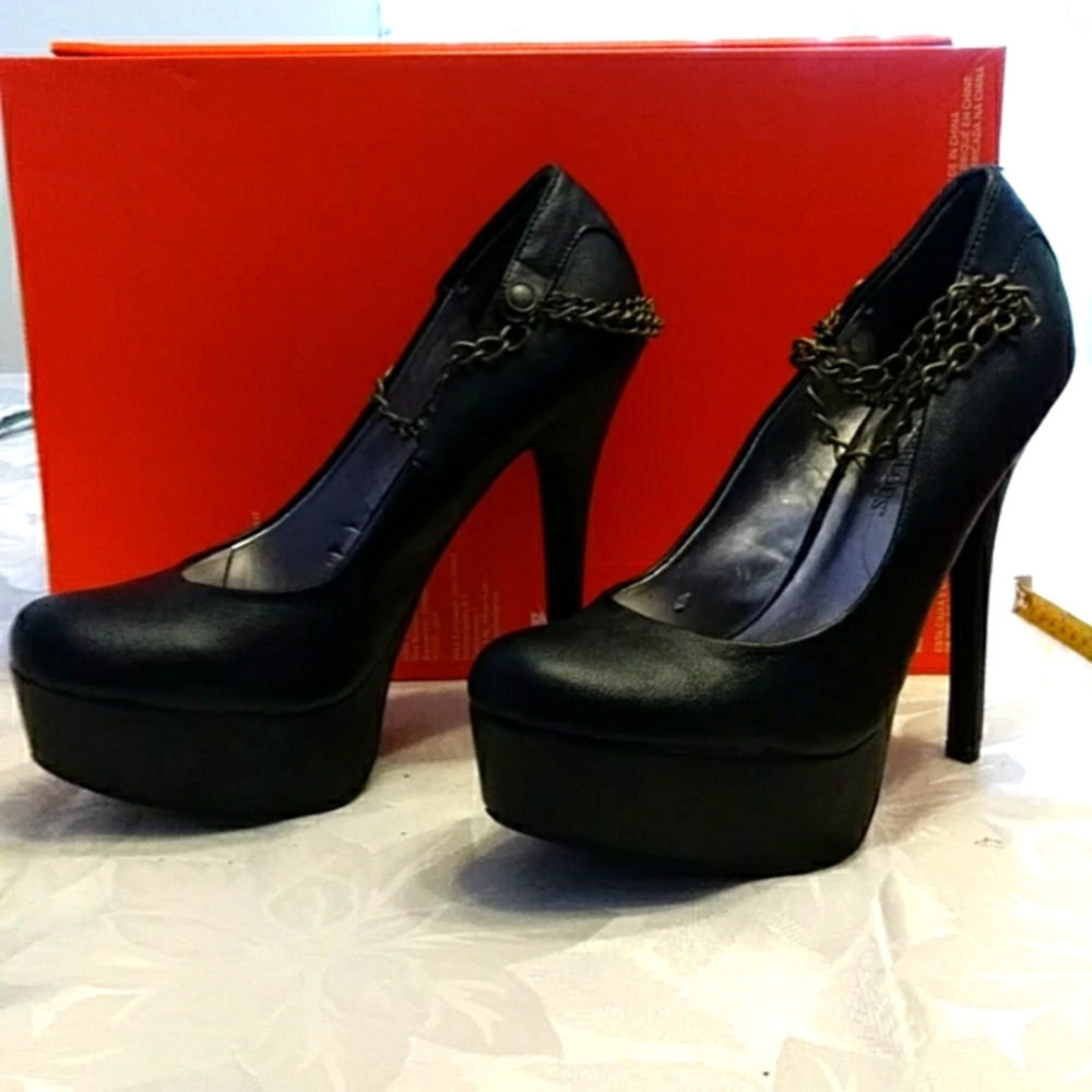 NEW LOWER PRICE...prices to sell. Just Fabulous black stilettos with ankle chain